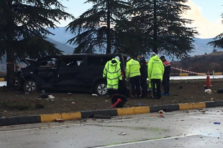 Isparta'da minibüsle hafif ticari araç çarpıştı: 3 ölü, 8 yaralı