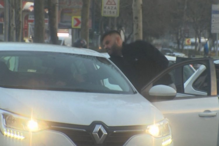 Trafik magandası tartıştığı s&uuml;r&uuml;c&uuml;y&uuml; darp etti