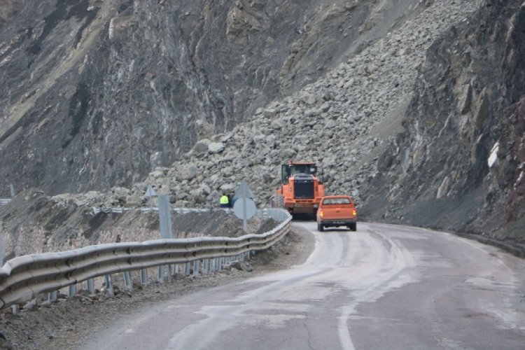 Hakkari-Y&uuml;ksekova yolunda heyelan