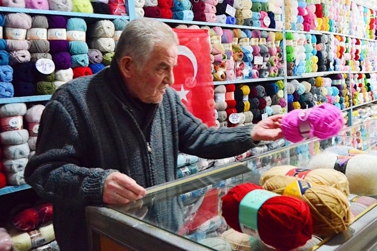 Bursa İznik'te 70 yıldır yün satıyor