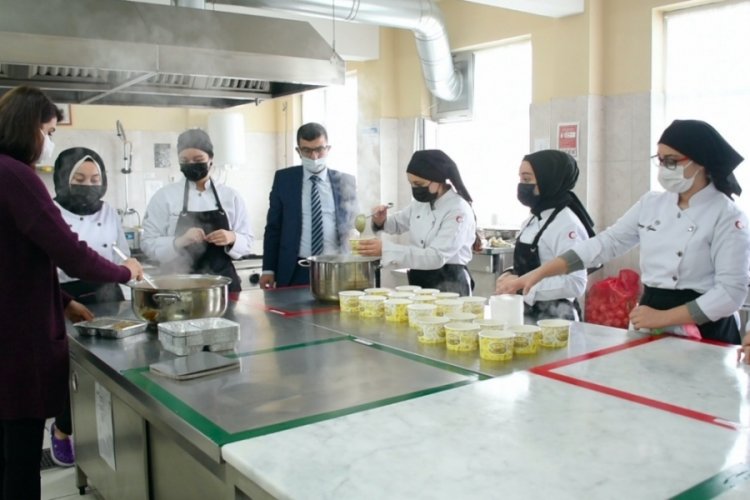 Bursa'da meslek lisesinin at&ouml;lye mutfaklarında hazırlanan yemekler ihtiya&ccedil; sahiplerine ulaştırılıyor