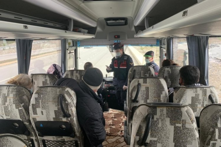 Karantinayı ihlal etti, yolcu otob&uuml;s&uuml;nde yakalandı
