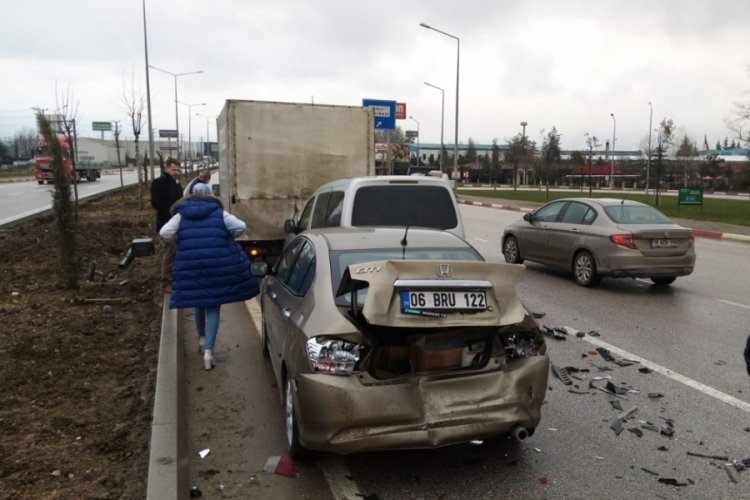 Bursa'da zincirleme kaza! 6 araçta hasar var