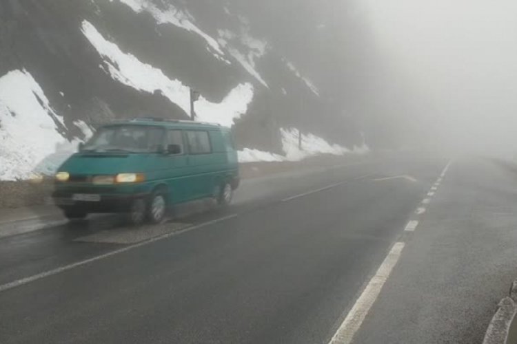 Bolu Dağı'nda sis ve yağmur etkili oluyor