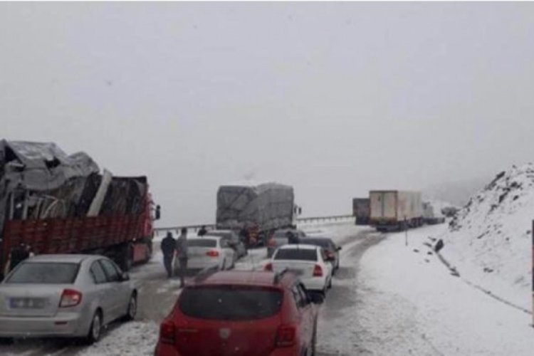 Tokat - Sivas yolunda kar yağışı ulaşımı aksattı