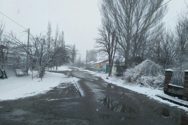 Kırgızistan'da kar yağdı