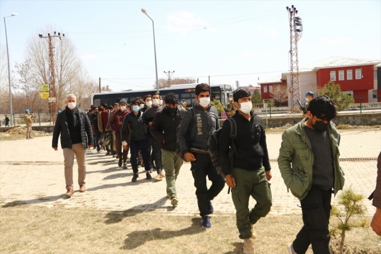 Van'da 218 d&uuml;zensiz g&ouml;&ccedil;men yakalandı