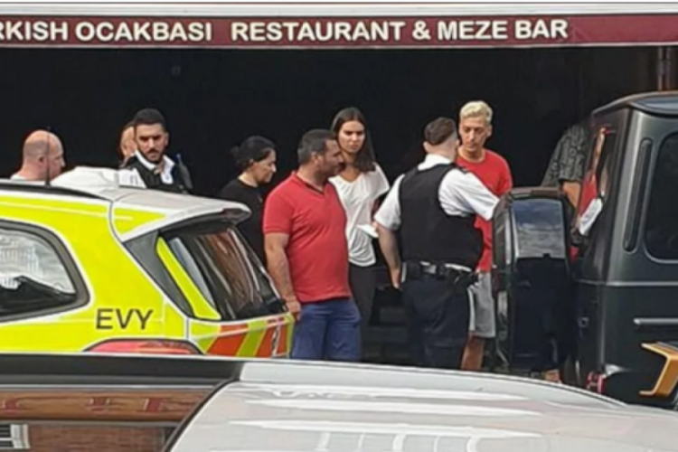 Mesut Özil'e saldıranlar hapis cezası aldı