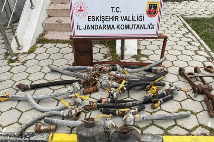 Tren vagonundan par&ccedil;a &ccedil;alarken yakalandı