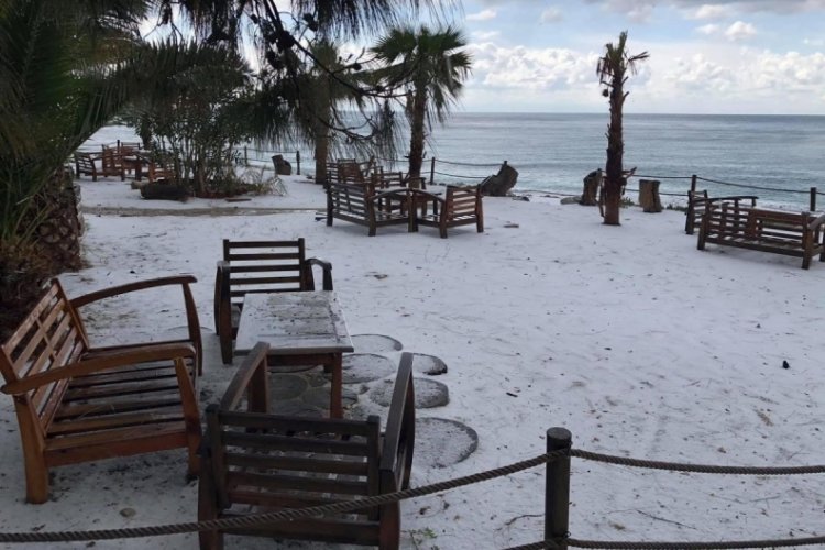 Fethiye'deki dolu sahili beyaz &ouml;rt&uuml; ile kapladı