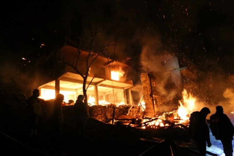 Artvin'in Ortaköy köyünde vatandaşlar çaresizlik içinde evlerinin yanmasını izledi