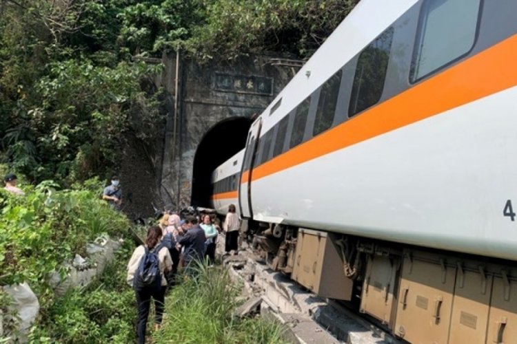 Tayvan'da tren raydan çıktı: 36 ölü, 60 yaralı