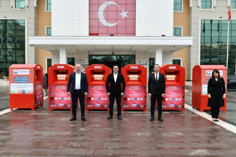 Bursa'da giysiler çöpe değil kumbaraya atılıyor
