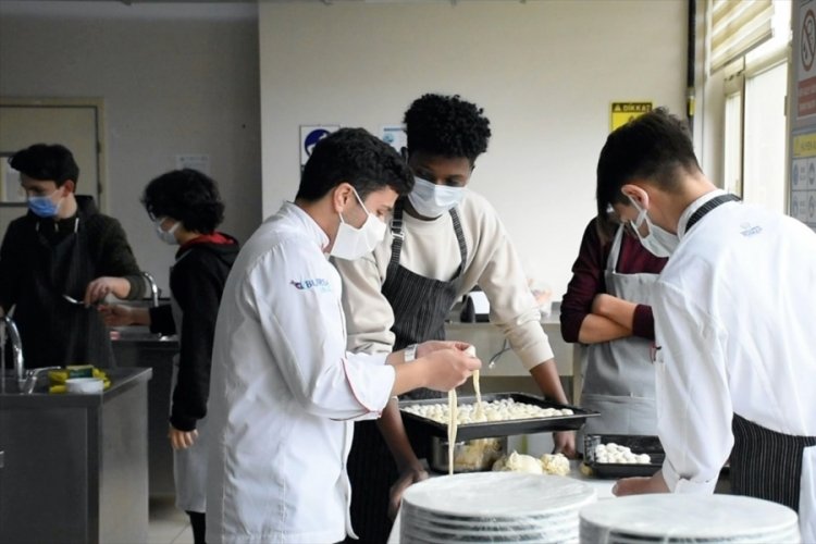 Bursa'da yabancı öğrenciler özledikleri anne yemekleri için mutfağa girdi