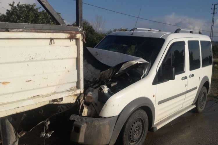 Hafif ticari araç kamyonete çarptı: 1 ölü, 2 yaralı