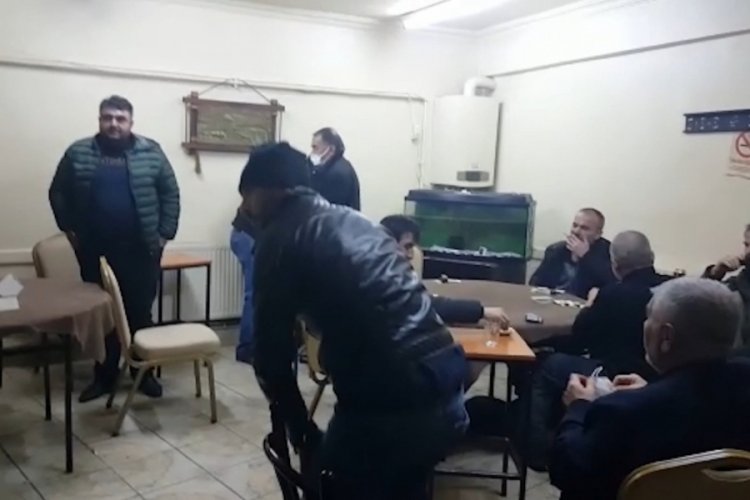 Kısıtlama saatinde kumar oynayan 9 kişiye 56 bin lira ceza