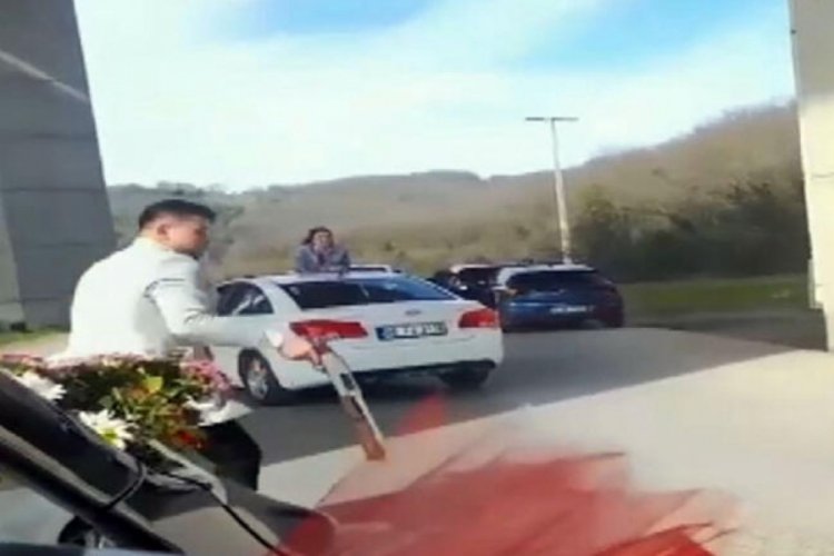 Yolu trafiğe kapattı! Silahı peş peşe ateşledi