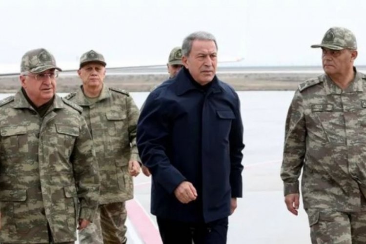Bakan Akar ve komutanlar sınırda