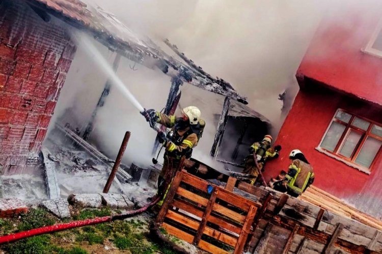 Bursa'da odunluk yangında k&uuml;le d&ouml;nd&uuml;