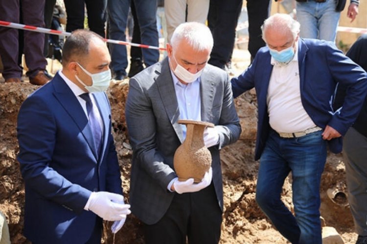 Bakan Ersoy, Bodrum'da 2 bin 400 yıllık lahit kapağını a&ccedil;tı