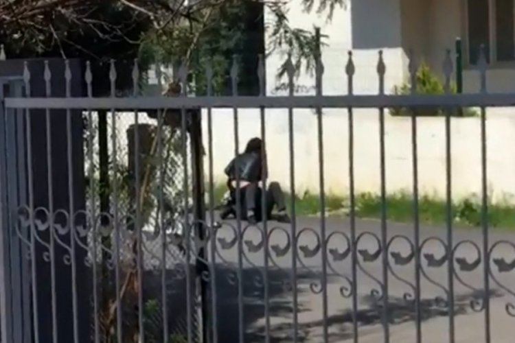 Bir kadın, erkeği yere yatırıp 'paramı ver' diye darbetti