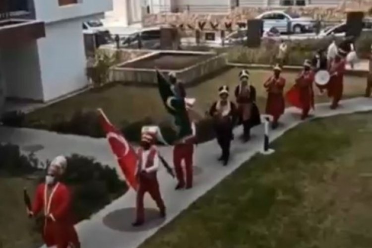 Kısıtlamayı hi&ccedil;e sayıp mehteranla kız istediler!