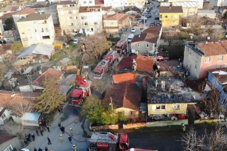&Ccedil;atıda &ccedil;ıkan yangın, mahalleyi sokağa d&ouml;kt&uuml;