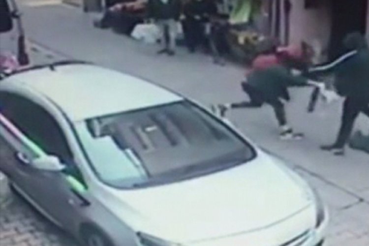Boşanmak isteyen eşini sokak ortasında defalarca bı&ccedil;akladı