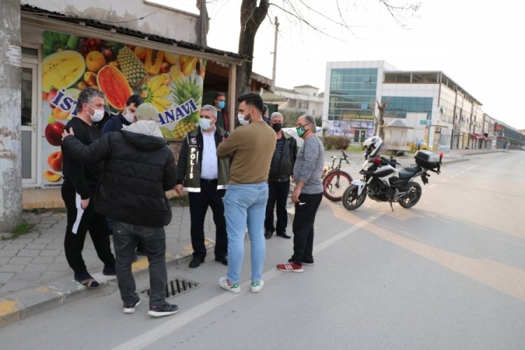 İlgin&ccedil; olay: 'Ben daha &ouml;lmedim mi?' diyerek otomobilin &ouml;n&uuml;ne atladı