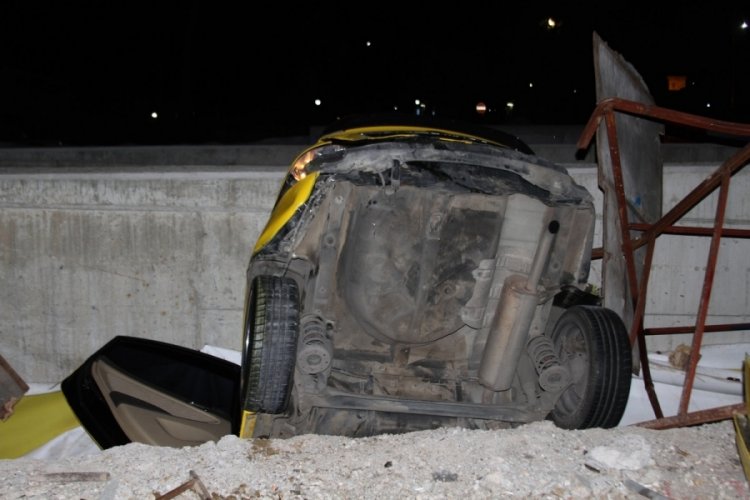Otomobilin &ccedil;arptığı taksi, yan yoldaki boşlukta asılı kaldı