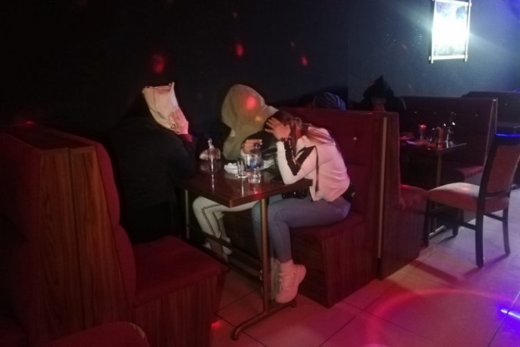Baskın yapılan eğlence mekanı m&uuml;h&uuml;rlendi
