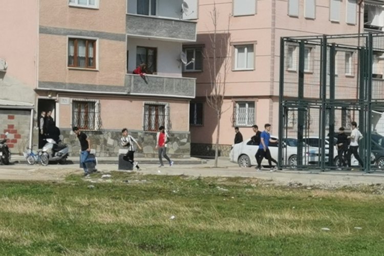 Bursa'da kısıtlamada parkta oynayan gen&ccedil;ler polisten b&ouml;yle ka&ccedil;tı