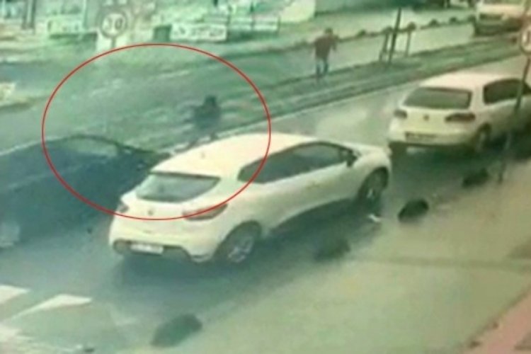 Yolun karşısına ge&ccedil;meye &ccedil;alışan &ccedil;ocuğa otomobil &ccedil;arptı