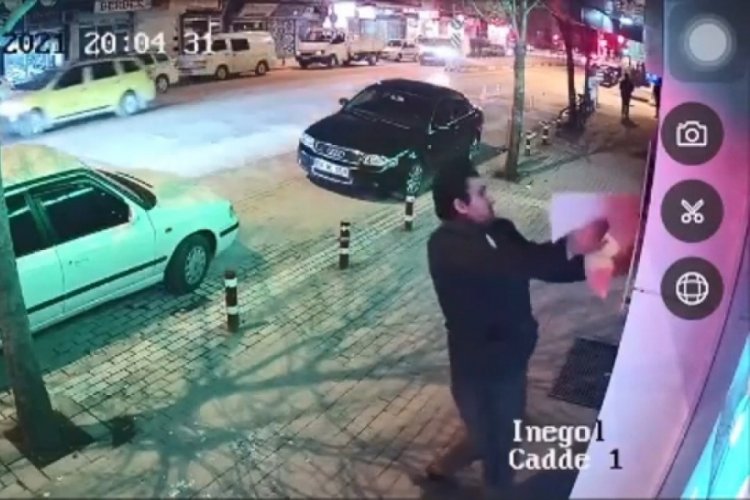 Bursa'da &ouml;n&uuml;nden ge&ccedil;tiği iş yerinin tabelasını par&ccedil;aladı