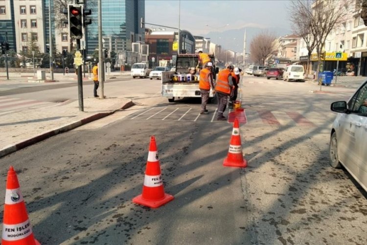 Bursa İneg&ouml;l'de yaya ge&ccedil;idi &ccedil;izgileri yenileniyor