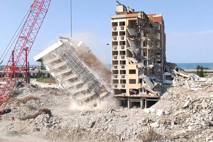 Yıkılan binanın altında kalmaktan son anda kurtuldu