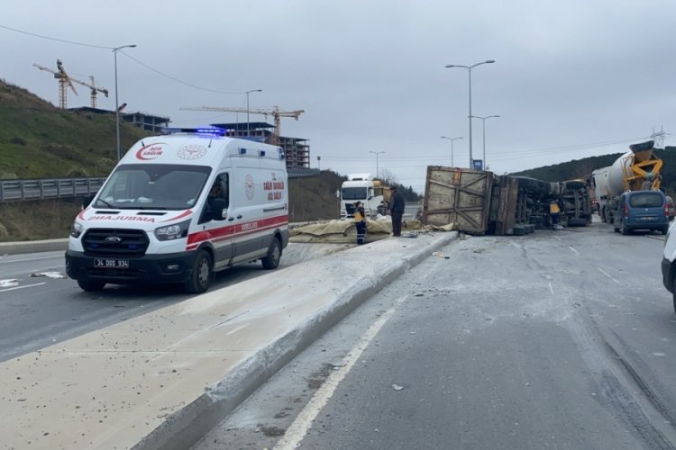 Hafriyat y&uuml;kl&uuml; kamyon devrildi, molozlar yola sa&ccedil;ıldı