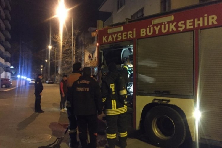 Bina boşluğundaki yangın ekipleri harekete ge&ccedil;irdi