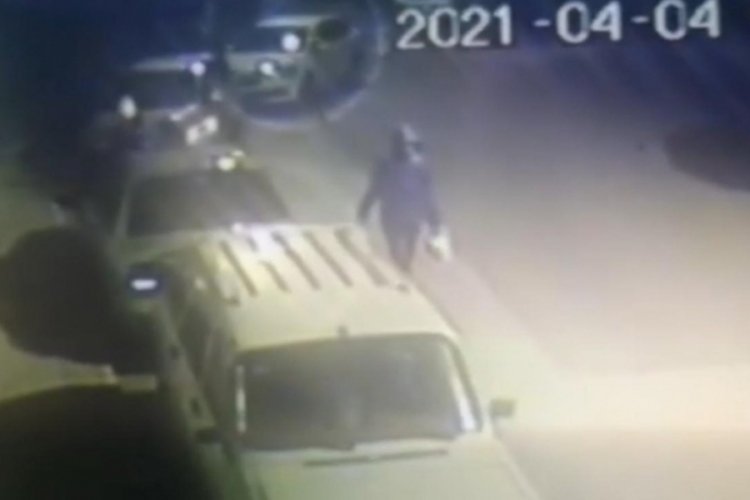 Motosiklette bulunan yemeği &ccedil;aldı
