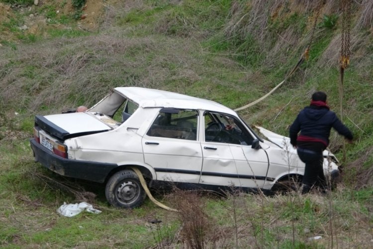 Otomobil u&ccedil;uruma yuvarlandı: 2 yaralı