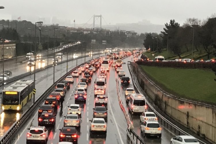 Kısıtlama sonrası İstanbul'da trafik yoğunlaştı