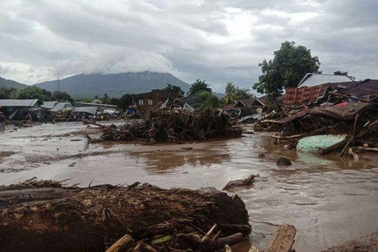 Endonezya'da sel felaketinde ölü sayısı 55'e çıktı
