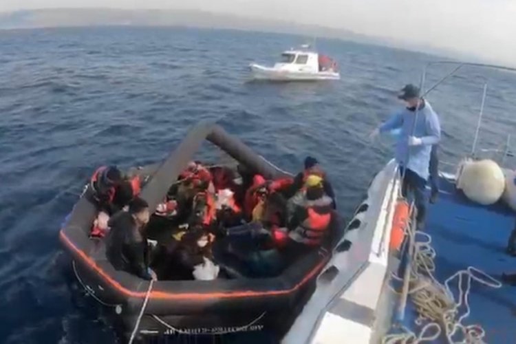 Yunanistan'ın ölüme terk ettiği 27 kaçak göçmen kurtarıldı