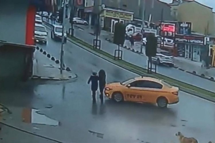 Yolun karşısına geçen iki kadına taksi çarptı