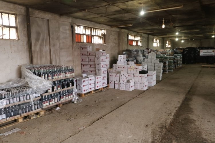 Bursa'da bir depoda 10 bin litreye yakın kaçak içki ele geçirildi