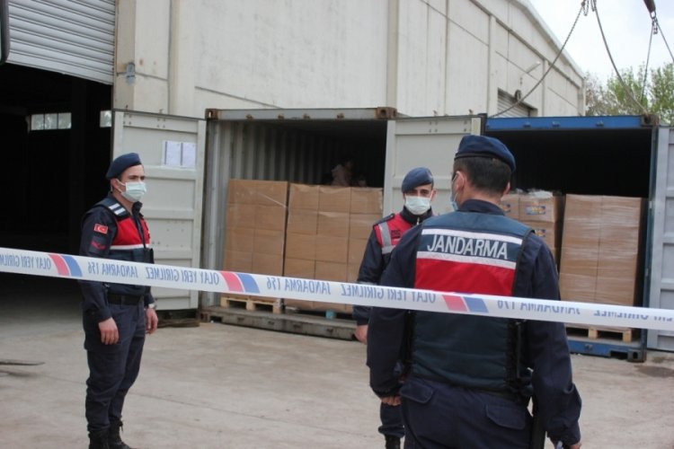 Bisküvi taşıyan konteyner içerisinde kaçak göçmenler yakalandı