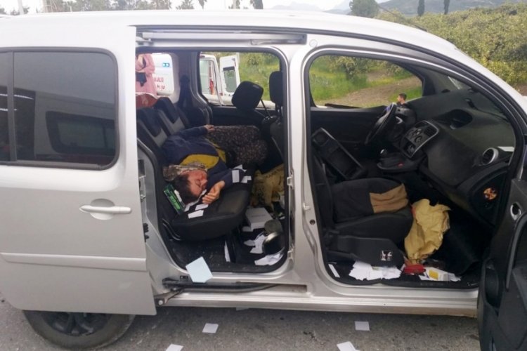 Antalya'da yolcu otobüsü ile tarım işçilerinin aracı çarpıştı: 6 yaralı