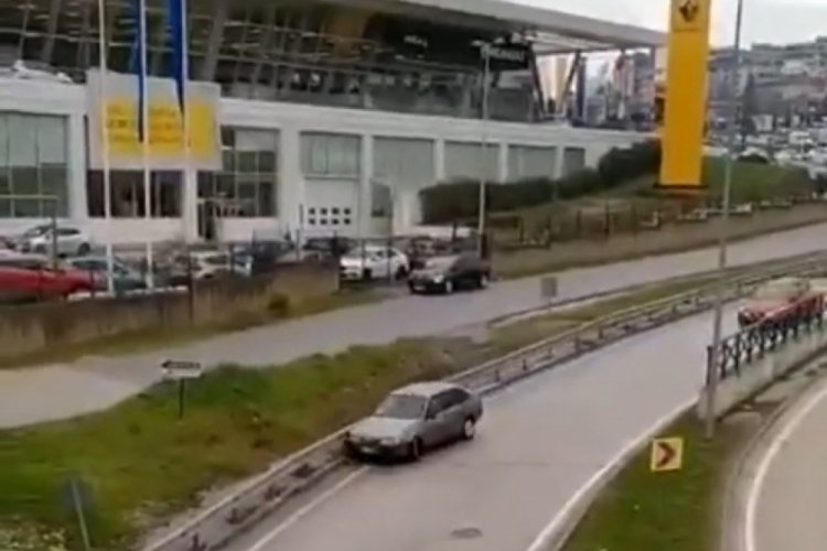 Bursa'da yağ dökülen yolda otomobiller birbirine böyle girdi