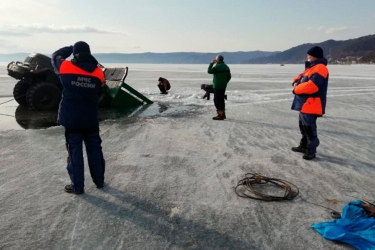 Rusya'da 2 askeri kamyon Baykal Gölü'ne gömüldü
