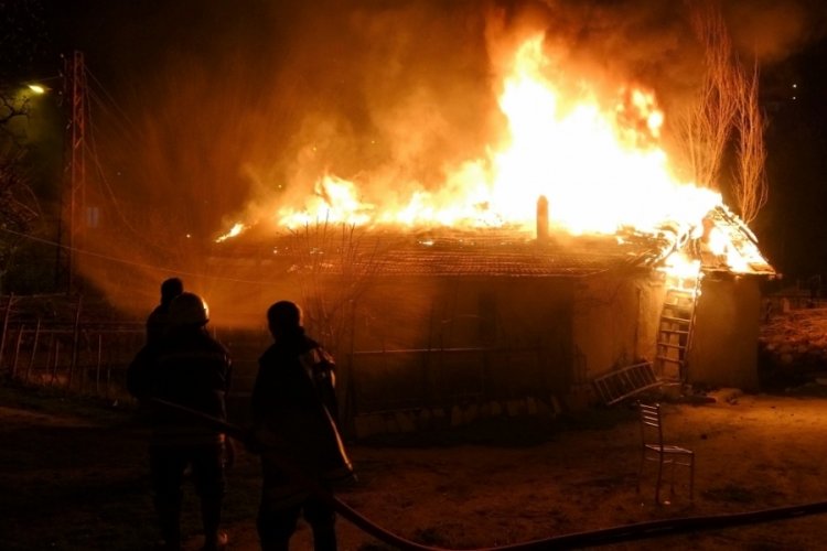 Tokat'ta ahşap ev alev alev yandı